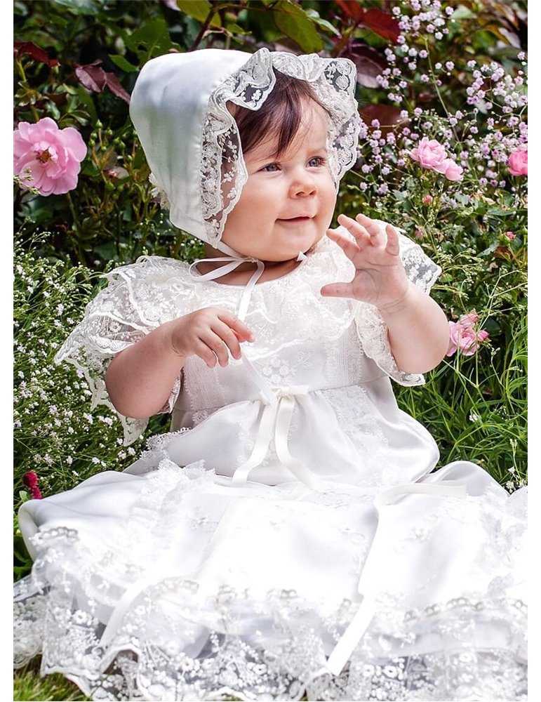 Dopklänning på gullig flicka i blomhav